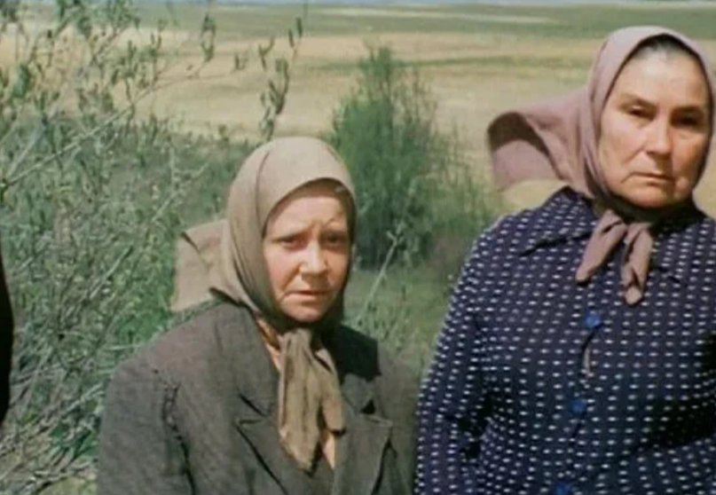 Кадр из фильма. Галина Скоробогатова в роли бабы Лизы и Галина Макарова в роли бабы Шуры