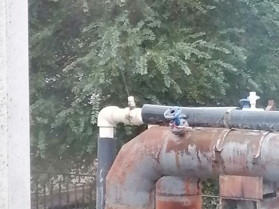    В Оренбурге несколько недель бьет струя из трубопровода с горячей водой. Когда ее устранят?