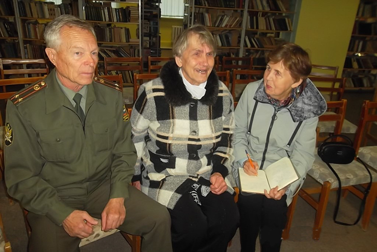 Племянница погибшего солдата Зоя Александровна Романова рассказывает председателю Кунгурского городского совета ветеранов Юрию Ивановичу Лопатину и члену президиума городского совета ветеранов Тамаре Ивановне Болотовой о погибшем родственнике.