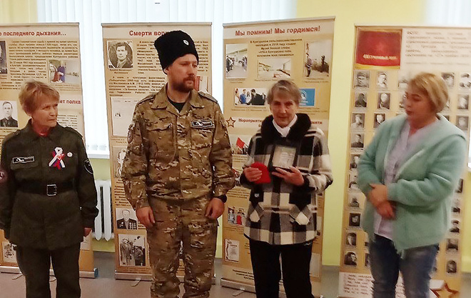 
Командир поискового отряда «Пермичъ» Антон Владимирович Непогодин вручил мешочек с землей и документы племяннице солдата Зое Александровне Романовой