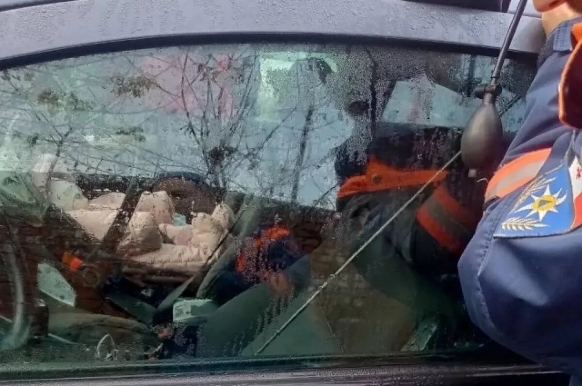    В Удмуртии спасатели достали из запертой машины пятимесячного ребёнка