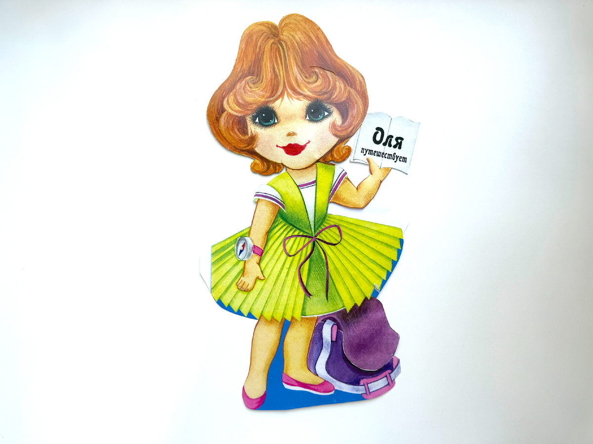 По традиции платье с обложки набора я тоже вырезала. Оно почти подошло, только вот тем где белый кусочек - там был сгиб