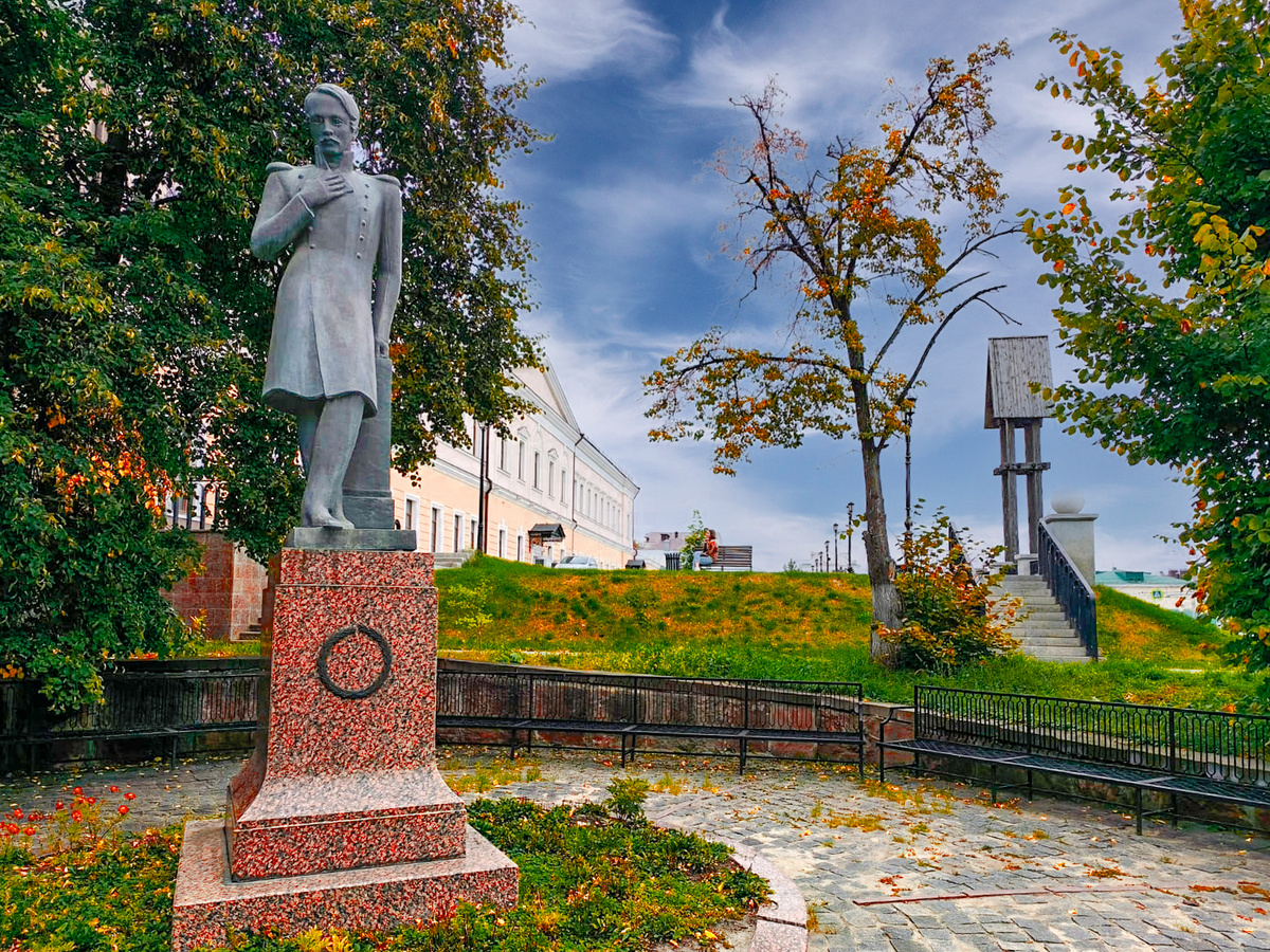 Памятник Лермонтову у Крепостного Вала в Пензе