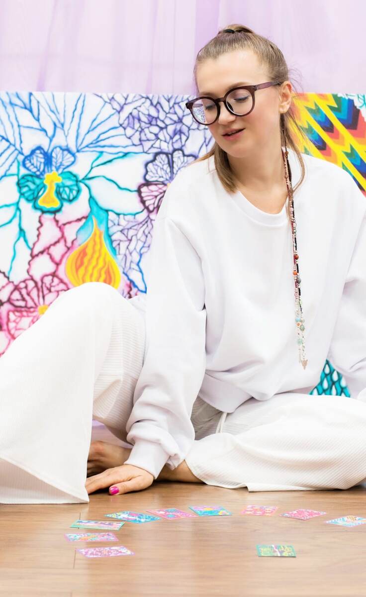 Мастер в атмосферном арт-пространстве настраивается на проведение массажа