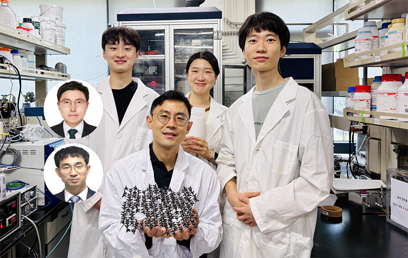 Совместная исследовательская группа из Корейского института передовых технологий (KAIST) и Корейского исследовательского института химических технологий (KRICT), которая провела данное исследование: (Слева вверху, по часовой стрелке) О Чхан Ён (магистрант), Ро Сон Хён (аспирант), Пак Ён Хван (аспирант) и профессор Чхве Мин Ки из факультета биохимической инженерии KAIST; Пак Ён Ки (доктор наук) и Ким Ки Ун (главный научный сотрудник) из KRICT[Предоставлено Корейским исследовательским институтом химических технологий]