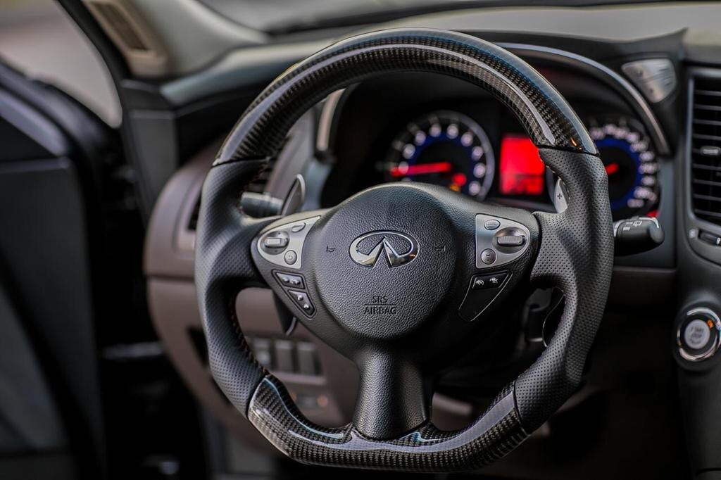 Доработанный карбоновый руль на Infiniti FX37S