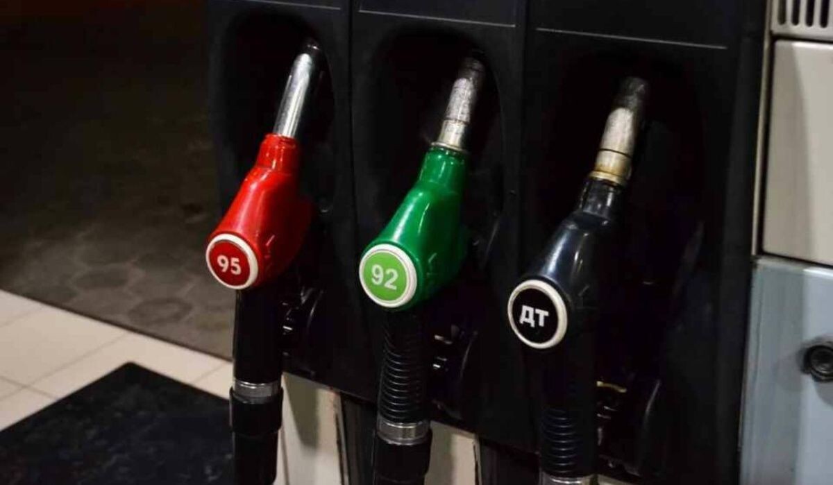     "Пистолеты" для заправки автомобилей. Источник: nsk.kp.ru Автор фото: Даниил Опарин