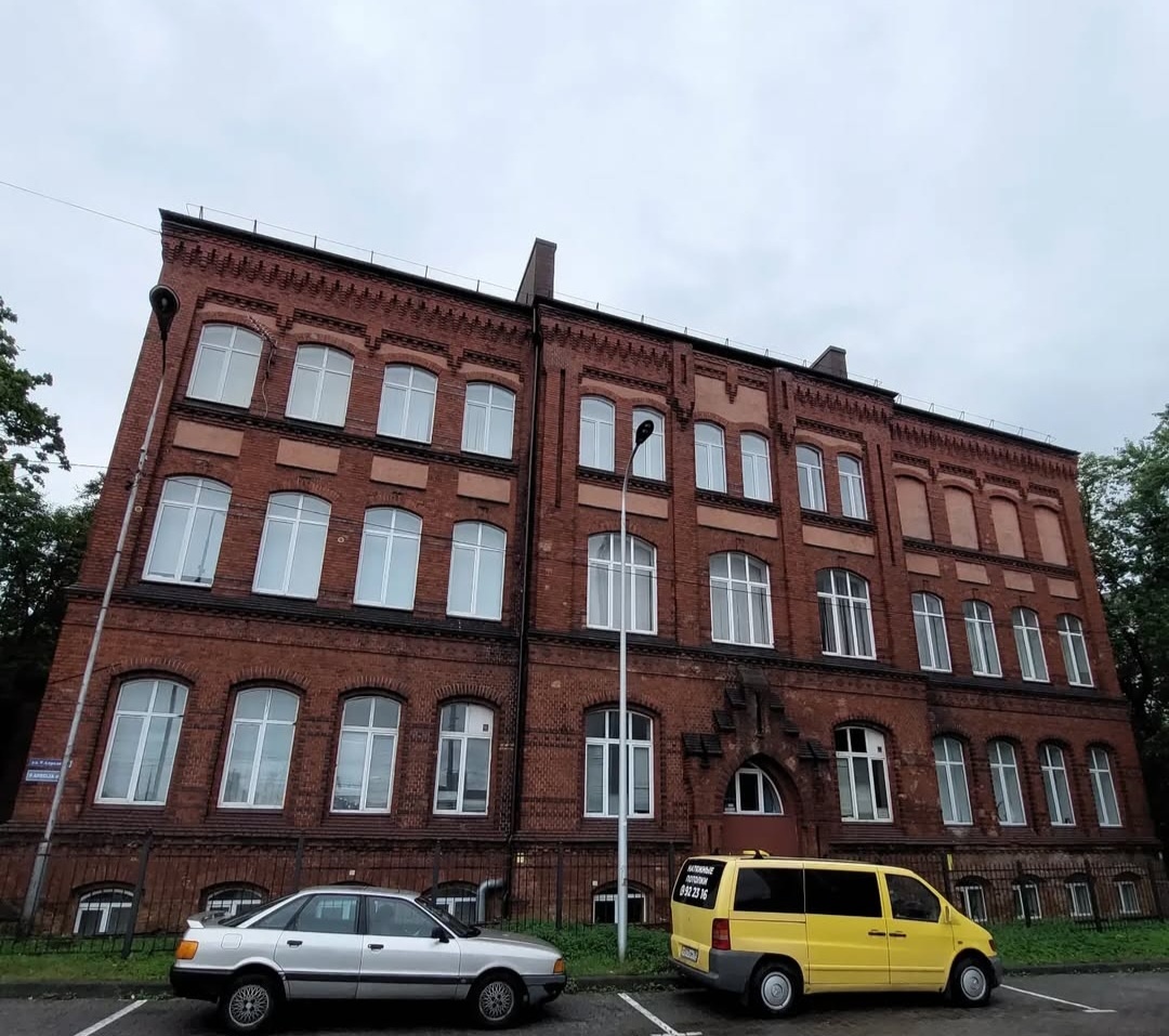 Помимо укреплений, нельзя пройти мимо вот таких вот гражданских зданий, в которых моментально опознаётся та самая старина и пресловутая "прусскость". Если приглядеться, то и помимо аккуратной кирпичной кладки тут есть интересные моменты и особенности. Обратите внимание на узорчатый карниз и центральную часть фасада.