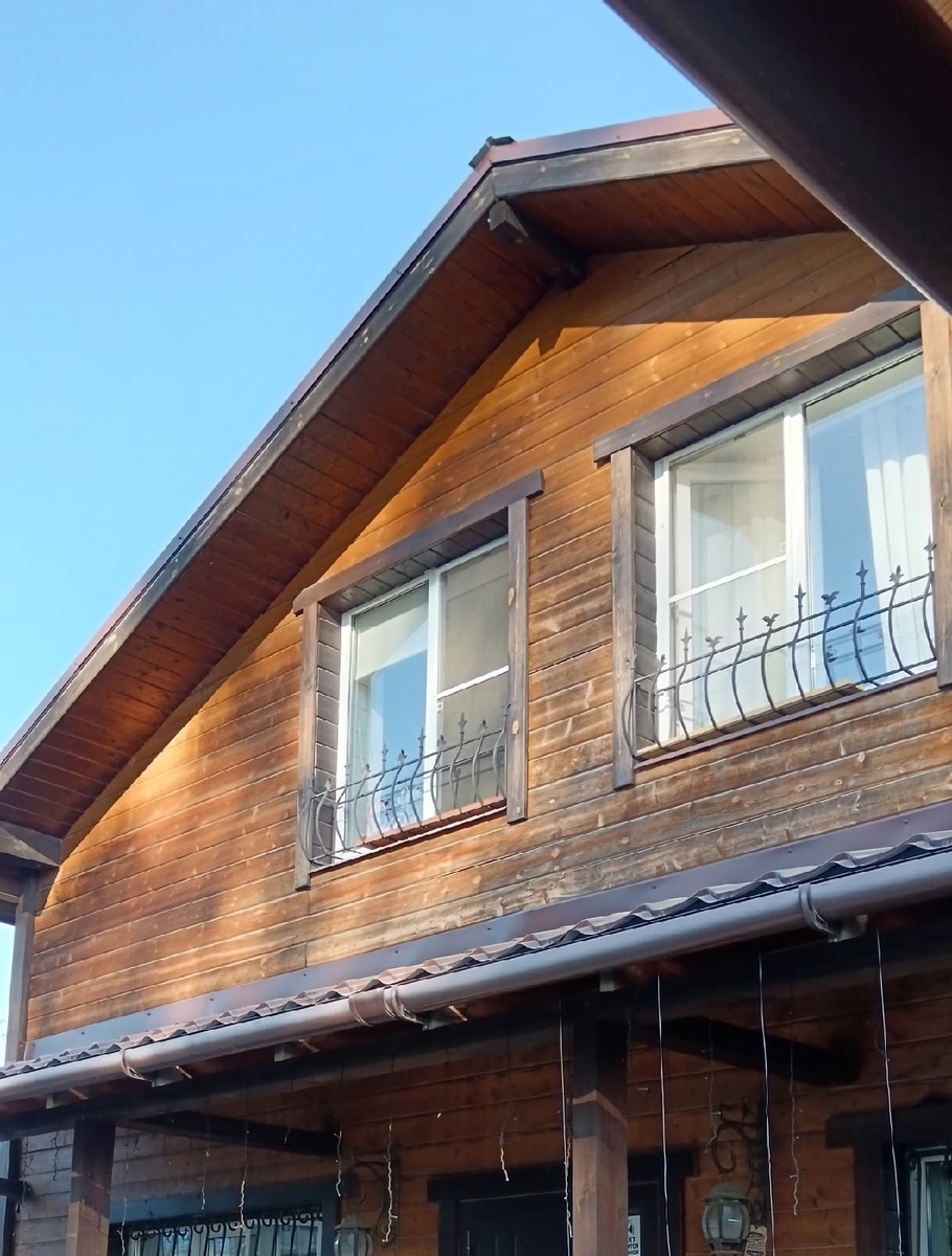 Так дом выглядел весной 2025 года. Это восточная сторона. На следующих фото видно, как покоробилась вагонка, которой был отделан дом 5 лет назад.