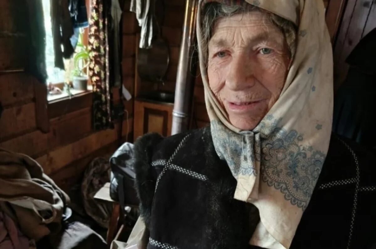    Отшельница Агафья редко выходит из дома из-за медведя.