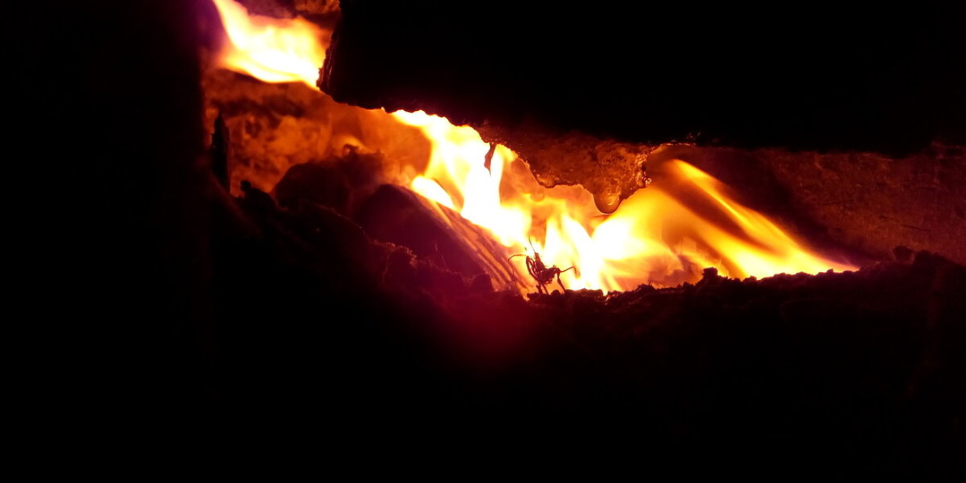 Топлю печь уже третий год с одним «вечным поленом»: как продлить горение дров без затрат?