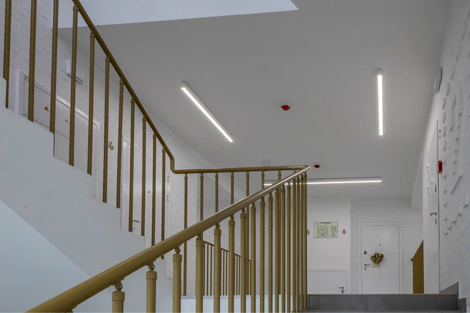 Освещение холла дизайнерскими светильниками