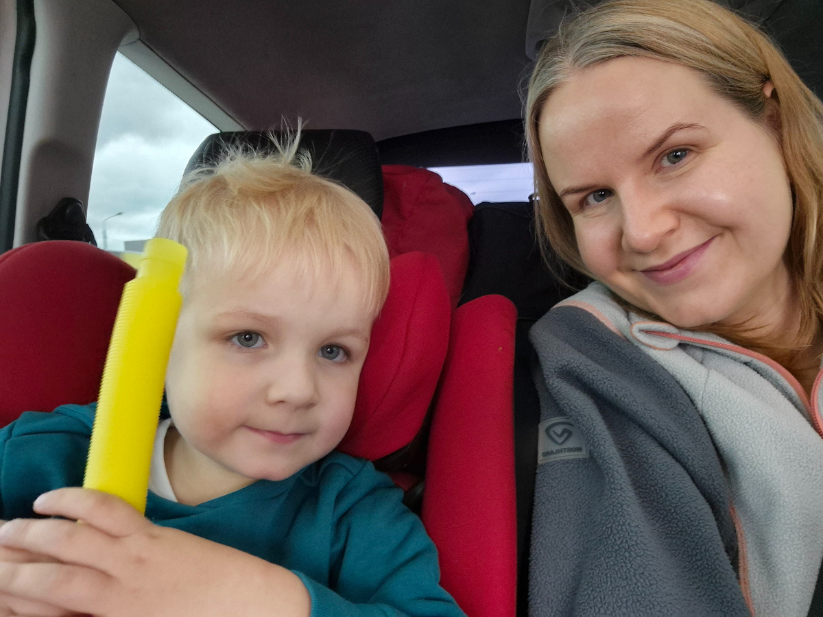 Я (Марина) и старший (Гришка) по дороге аэропорт