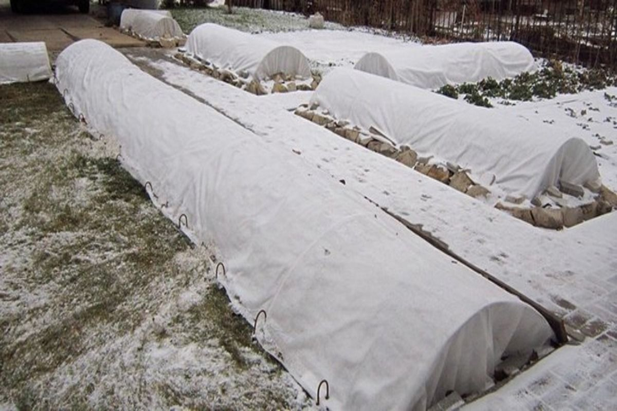 Укрытие на зиму спанбондом - воздушный способ
