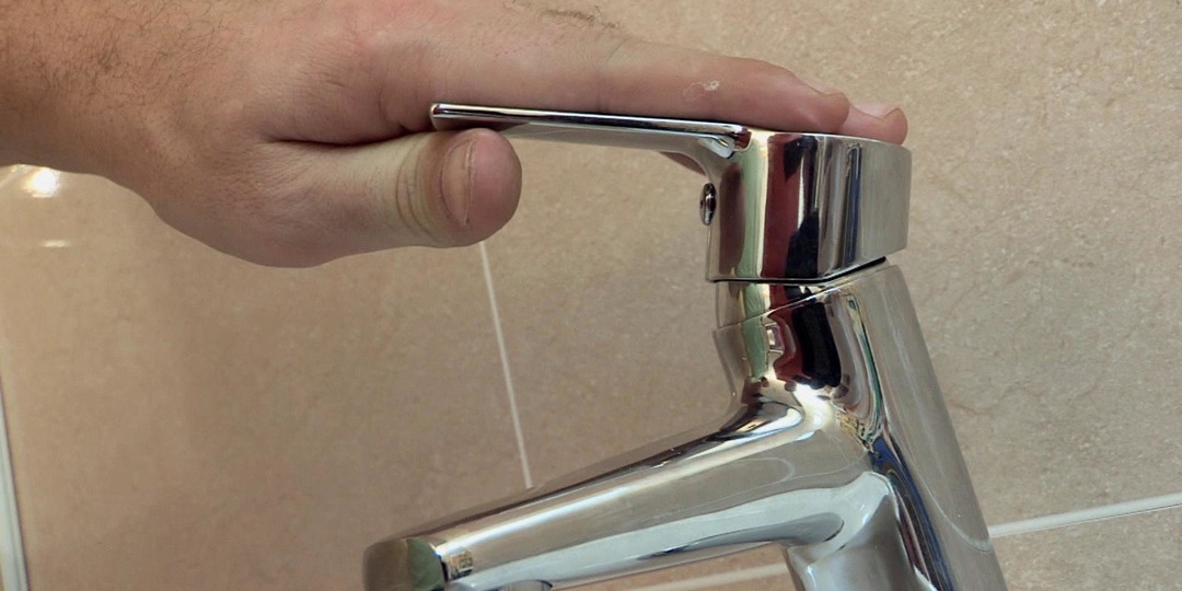 Как поменять кран, не перекрывая воду: метод для смелых, но надёжный