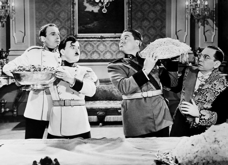 Сцена между Аденоидом Хинкелем и Бензино Наполони