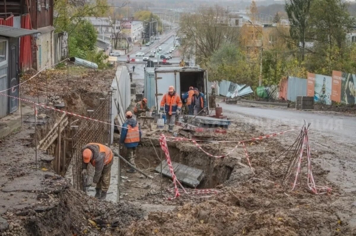    Подрядчик завершает возведение подпорной стены на улице Горького в Брянске