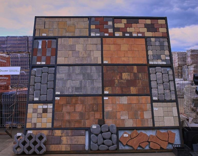 Уличный стенд брусчатки в шоуруме Славдом Можайское в Москве. 