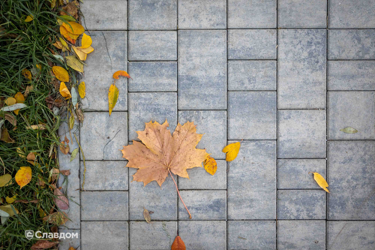 Тротуарная плитка Выбор Старый город на территории сквера в ПГТ Горелово, Ленинградская область