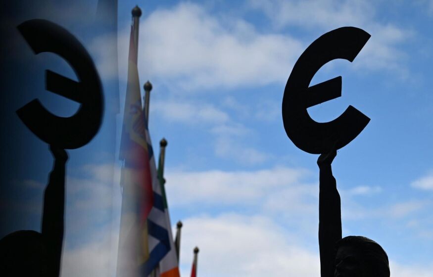    Европа требует от России 253 млн евро. Киев «дает» России деньги. Трамп недоволен Путиным: главное к утру