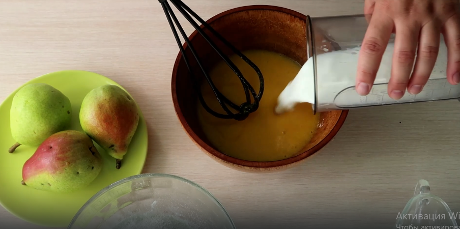 Вливаем теплый кефир