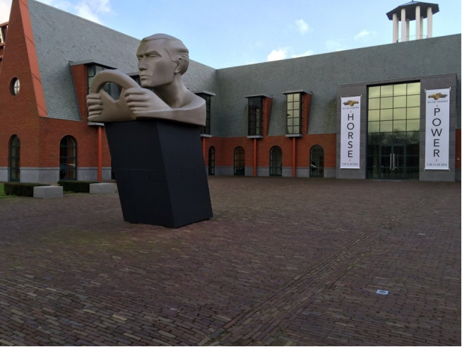 Парадный вход.