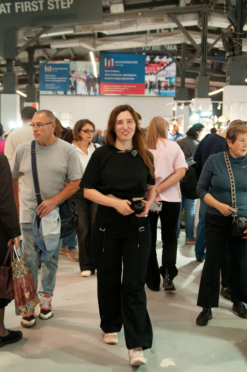 Фото с выставки. Кстати, на мне колье из белемнитов с клумб Москвы. Как я его делала, мастер-класс, есть в открытом доступе на всех страницах Камнеискатель