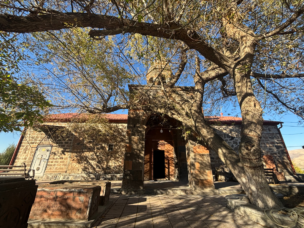 Общий вид церкви с главного входа