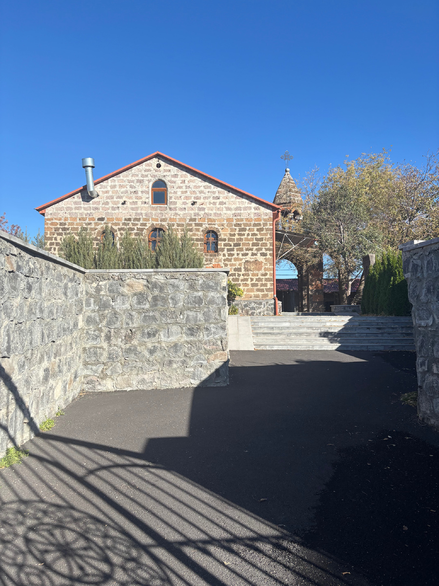 Вид церкви с бокового входа