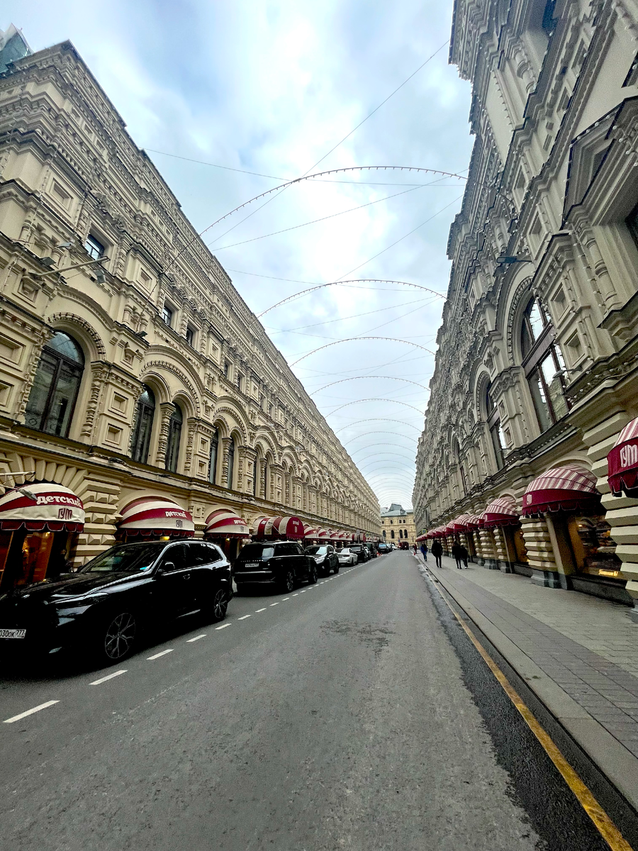 Ветошный переулок Москва, октябрь 2025. Справа ГУМ, слева детский ГУМ. Ориентиры!