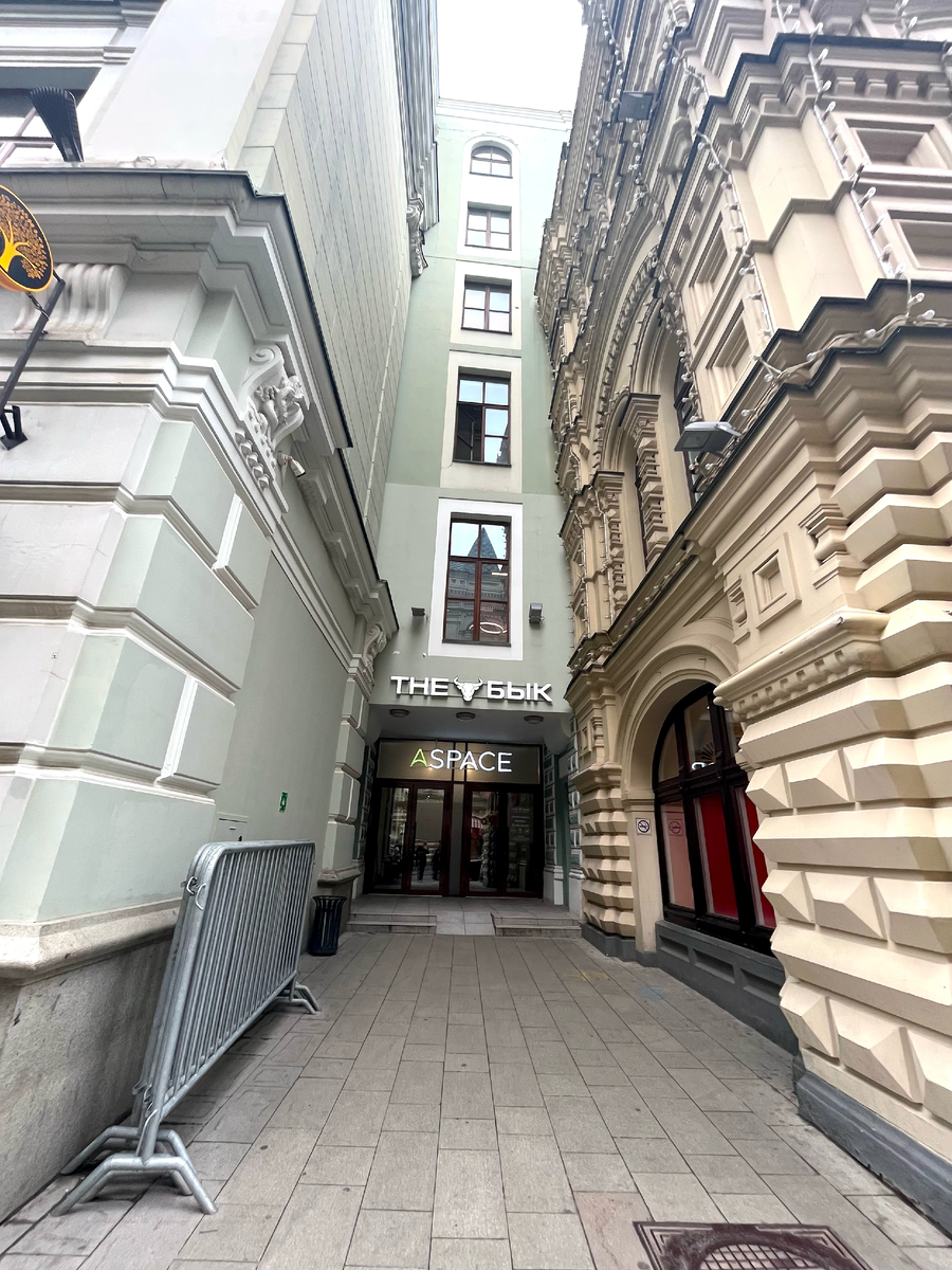 Вот он, спрятался)) Специально добавляю фото входной группы