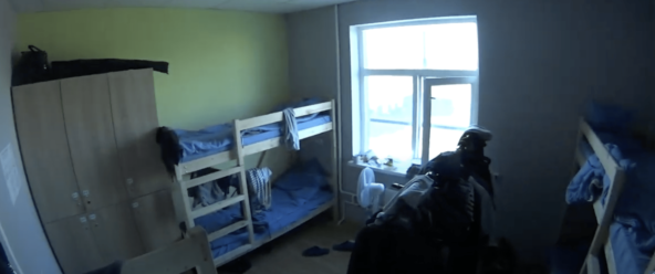 Когда открывался, экономил на всем: например, сам ночевал в 6-ти местном хостеле на двухэтажной кровати, где давали скидки на бизнес-ланчи.