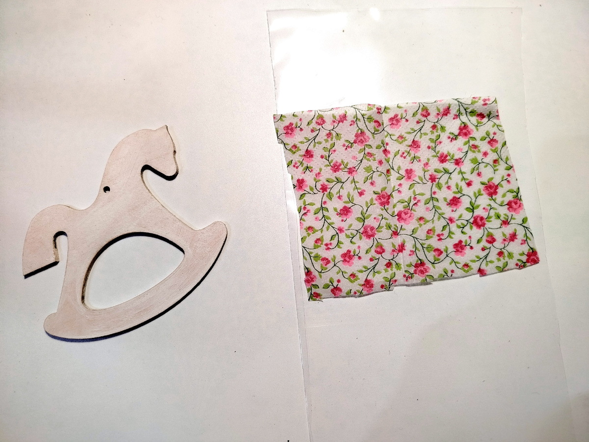 Салфетку кладем лицевой стороной к файлу.