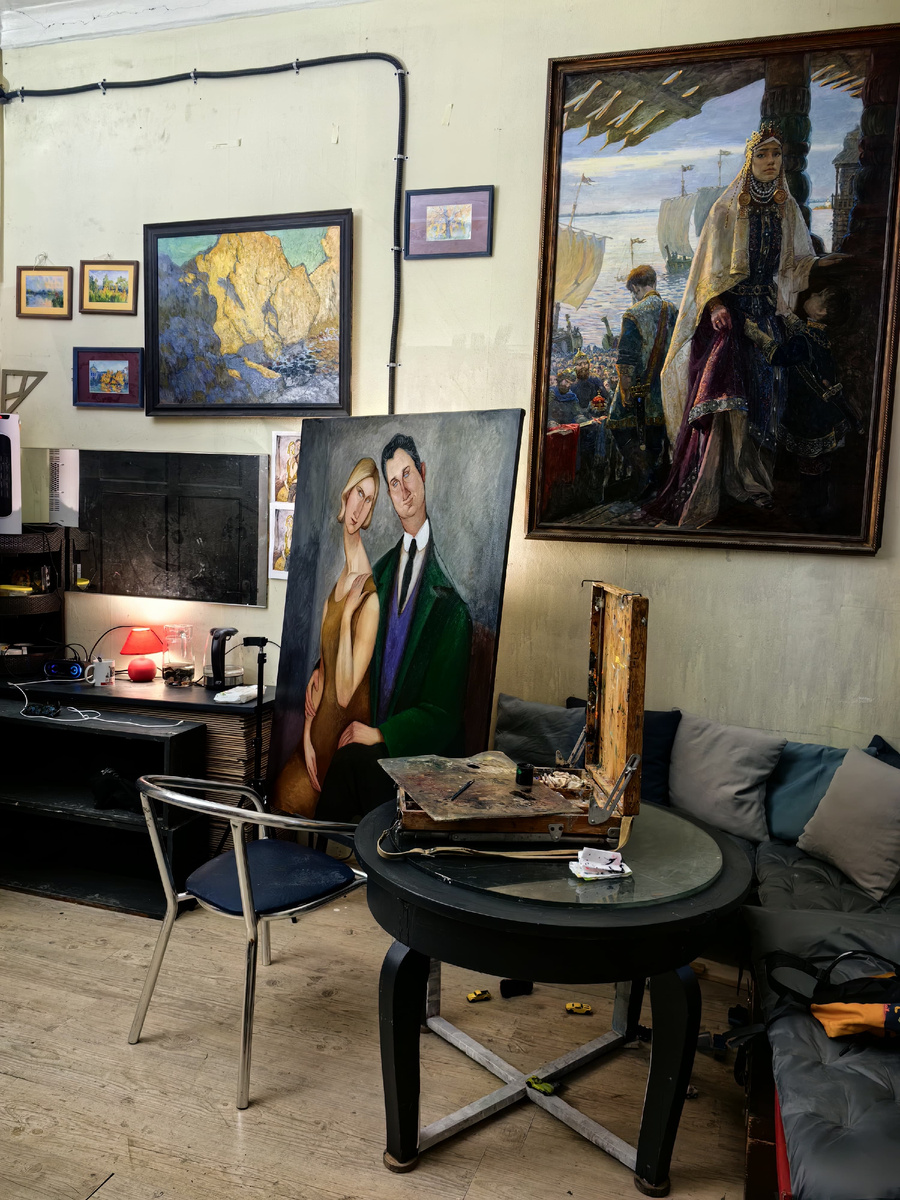 Творческая мастерская Александры в Москве в доме у трех вокзалов на 4-ом этаже старинного здания. 