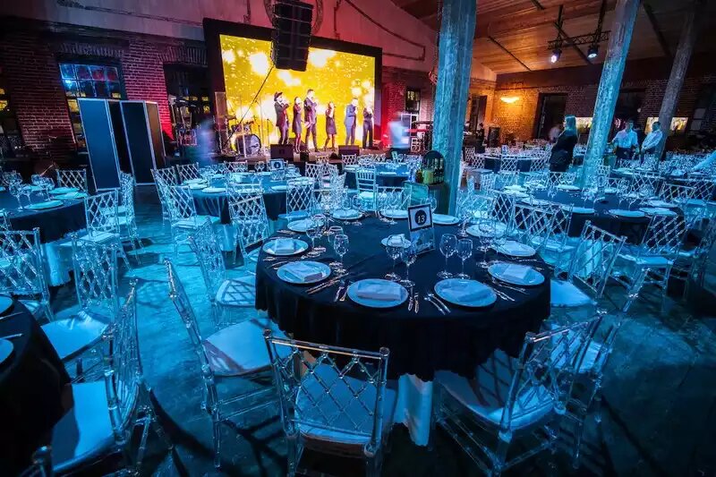 Живая музыка создает неповторимую атмосферу и идеально подходит для сценария, как организовать юбилей 60 лет