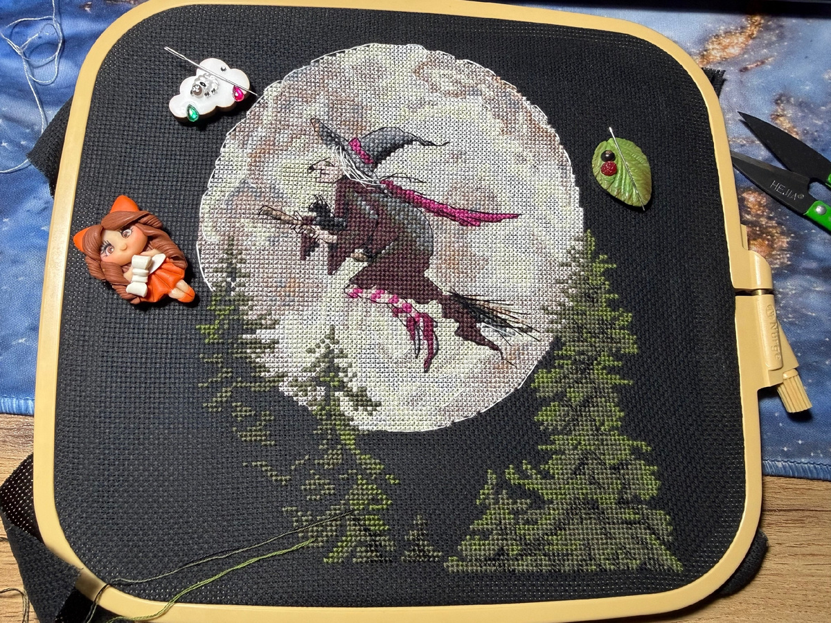 В данном дизайне используются ниточки, светящиеся в темноте. Это заявлено производителем. Собственно, фото - тому подтверждение. Вероятно, камера смартфона слегка преувеличила цветоотдачу, но красиво же.