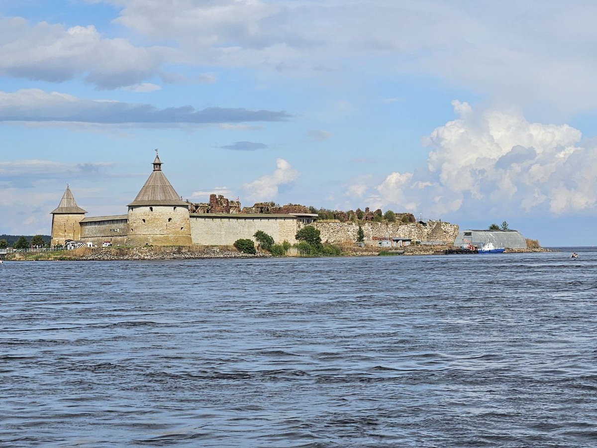 Крепость Орешек. Фото КруглоСветно Круглогодично, август 2025.