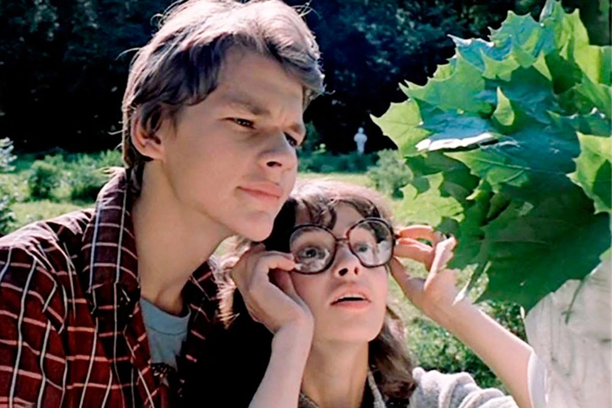 Киностудия им. М. Горького / YouTube📷Главная тема повести «Вам и не снилось...» Галины Щербаковой — первая любовь. Кадр из одноименного фильма (1980)