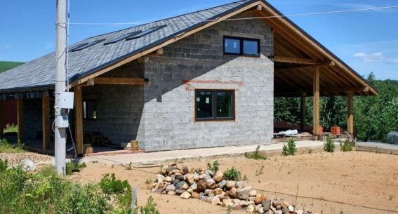 Крыша, заменяющая отмостку