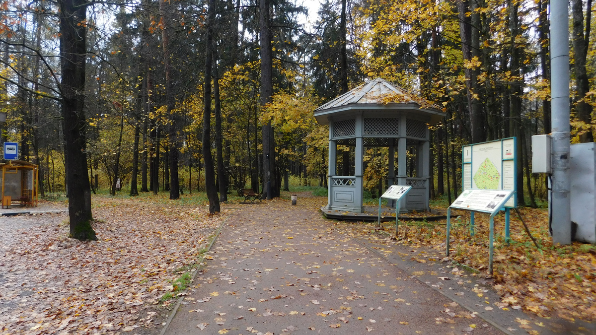 Вход в парк Юсуповых, Осень 2025-го. Ротонда, информационные щиты, и столбик с указателем в сторону театра Гонзаго