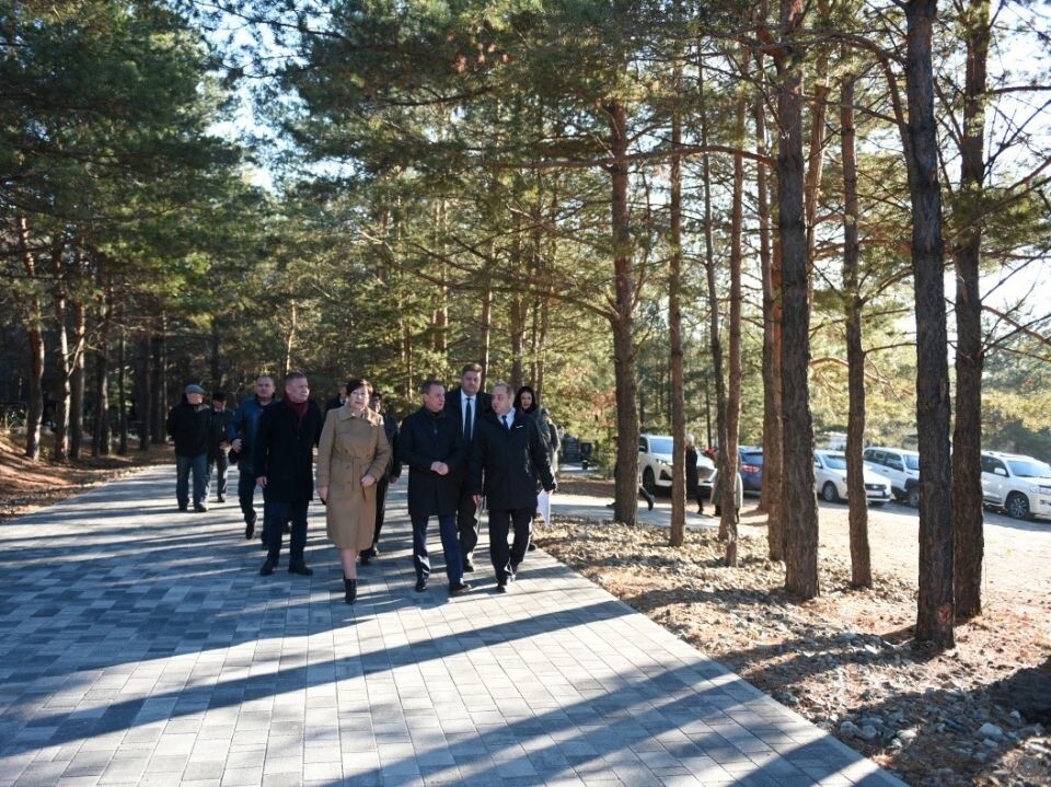    Выездное совещание по вопросу реконструкции мемориала. Источник: barnaul.org