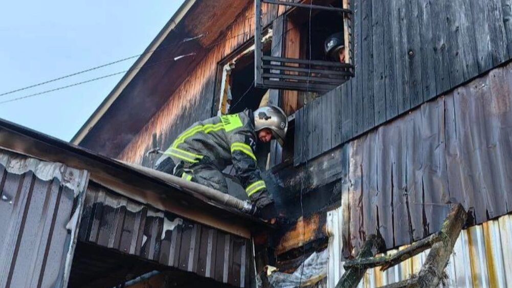    Пожарные потушили горевший 15 октября в Губкинском дом. Фото: пресс-служба ГУ МЧС по ЯНАО