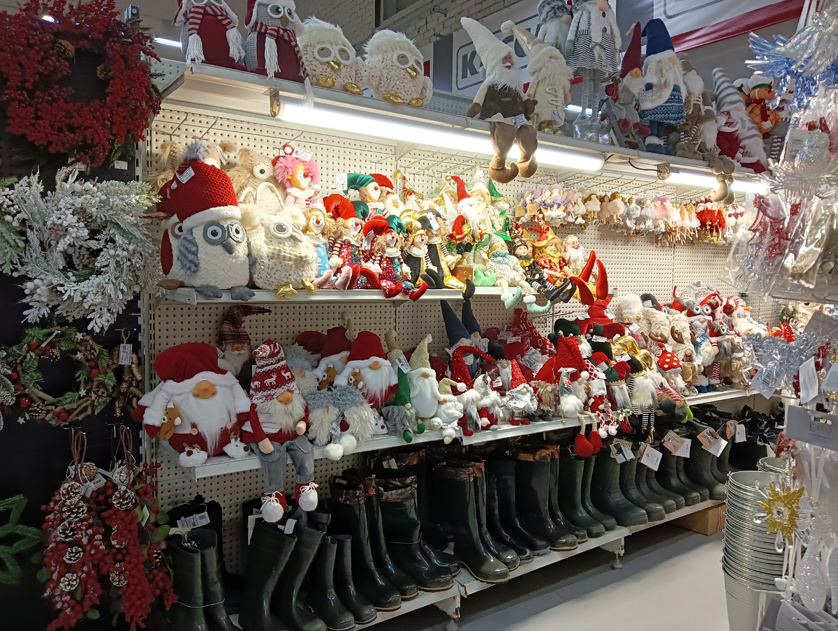 Налетай! Сапоги и вёдра разбирай!