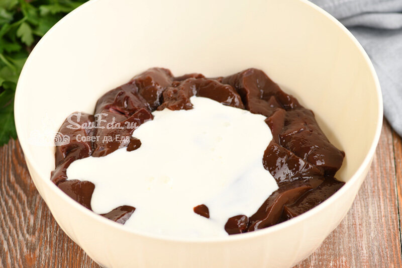 Просто заливаю говяжью печень кефиром и готовлю в духовке (полезно и очень вкусно)