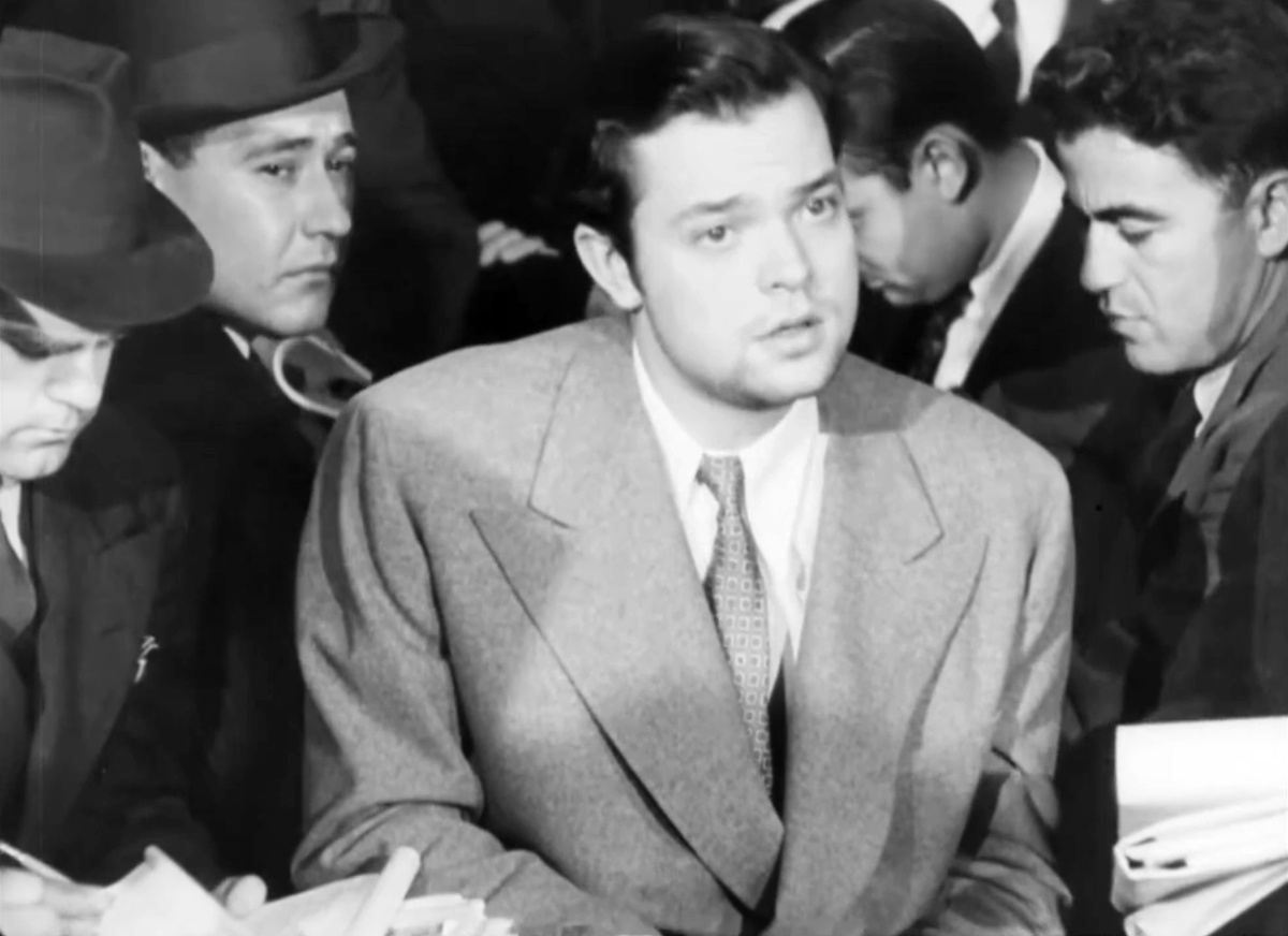 Орсон Уэллс объясняет скандальный эфир журналистам. На следующий день после передачи зал был забит до отказа.