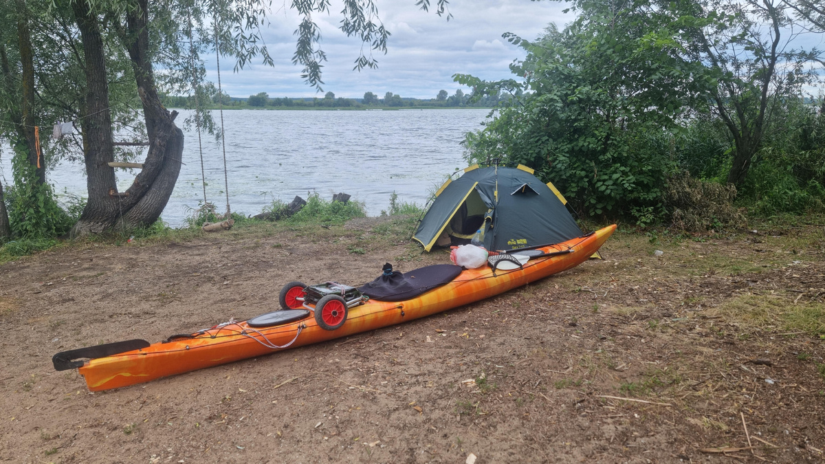 Вот и пролетели два месяца вдали от дома. Мои неизменные спутники — каяк и палатка — стали верными друзьями среди штормов и речных гигантов. Время, вопреки ожиданиям, мчится неумолимо, но каждый “сюрприз” и каждое приключение навсегда остаются частью моей истории.
