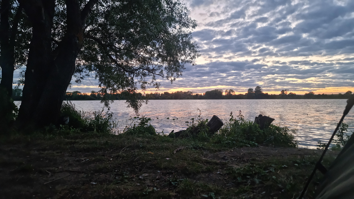 Мой «ресторан» под открытым небом предлагал скромное меню из того, что нашлось в запасах, но какой же вид открывался перед глазами! 🌄
