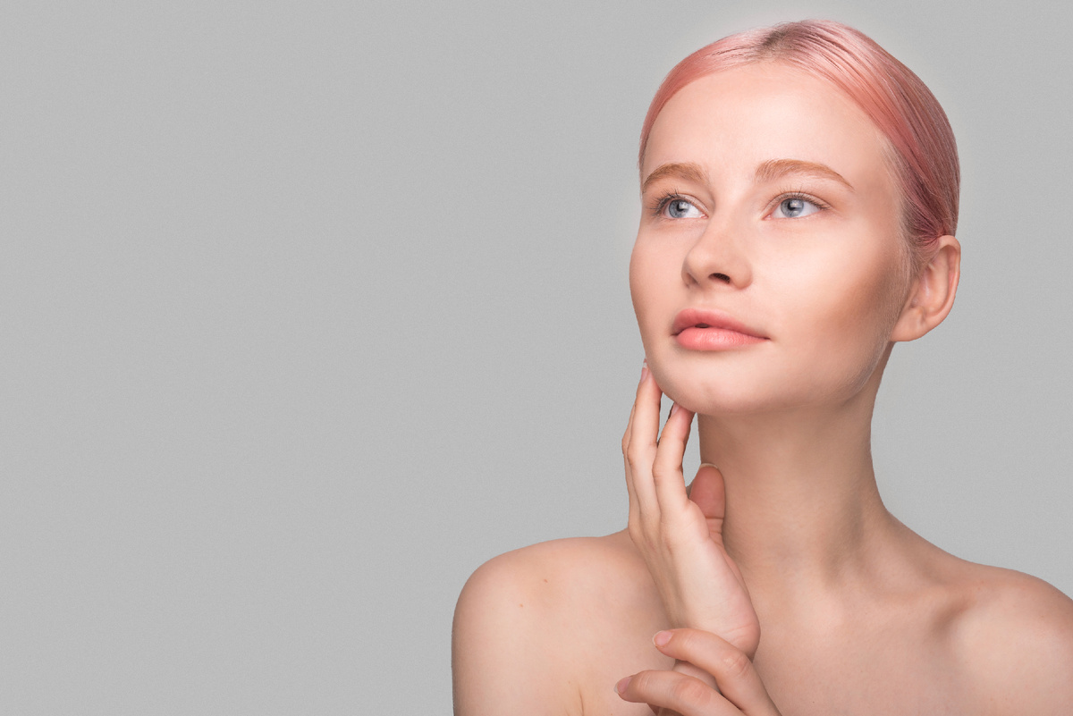 Изображение от freepik: https://ru.freepik.com/free-photo/skin-care-concept-with-beautiful-woman_4252844.htm#fromView=search&page=11&position=28&uuid=0d0068b7-9639-4d17-a6d6-76f25eba5c2e&query=гармонизация+овала+контурной+пластикой