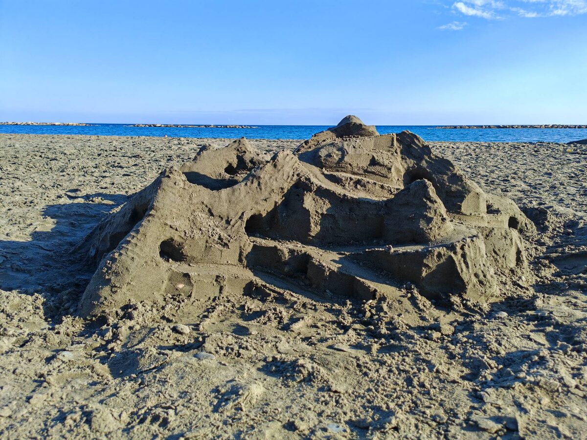 Вот такую гору мы построитли на Кипре. Песок тут не очень. При высыхании осыпается, плохо липнет. Так что построили гору с серпантинами и туннелями. Ничего лучше не получилось. Зато гора получилась высотой больше метра.  Гоняли с сыном по ним на машинках. Ага 10 летний он и 50 летний я. Объем используемого песка рос с каждым днем. Но каждым утром мы неизменно обнаруживали гору разрушенной. 