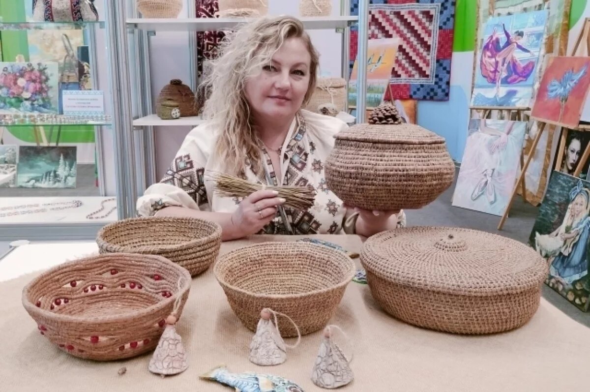    Елена Зарубина из Лянтора плетёт бытовую утварь из сосно вых и кедровых иголок.